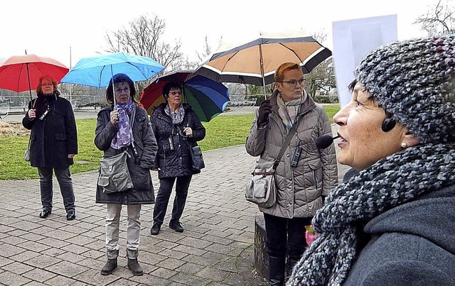 Manuela Eder wandelte mit ihrer Gruppe auf den Spuren von  Frauen der Stadt.   | Foto: Claudia Gempp