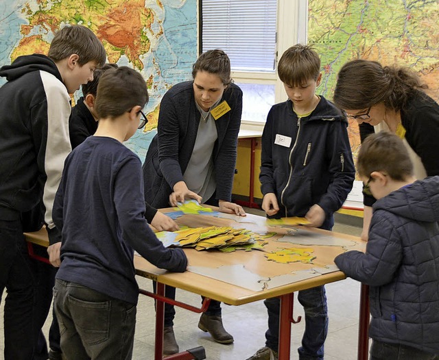 Die Geografielehrer fhrten spielerisch  in ihr Fach ein.  | Foto: Horatio Gollin