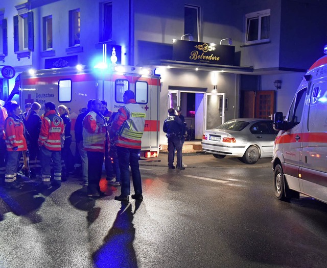 Rettungskrfte des Deutschen Roten Kre...vor dem Gebude an der Belchenstrae.   | Foto: Martin Eckert