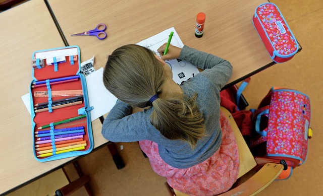 Mppchen, Schulranzen, Stift und Heft:...e wahrscheinlich bald wieder vorlegen.  | Foto: Felix Kstle (dpa)