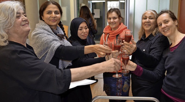 Beim Fest der Wohnbau erlebten Frauen einen vergnglichen Nachmittag.   | Foto: Britta Wieschenkmper