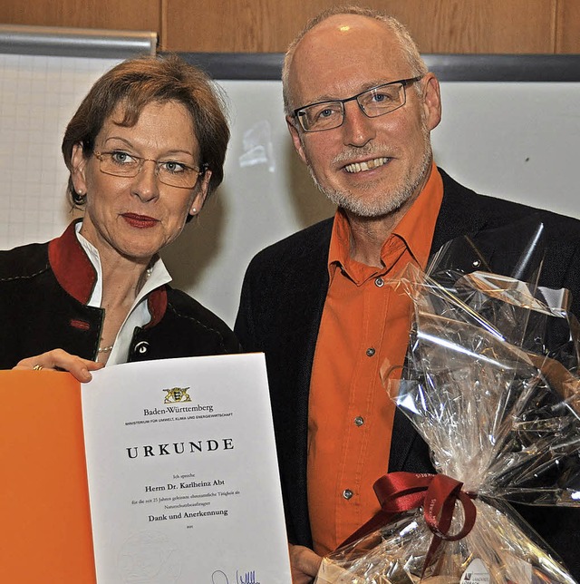 Marion Dammann berreicht Karlheinz Abt die Urkunde.   | Foto: gra