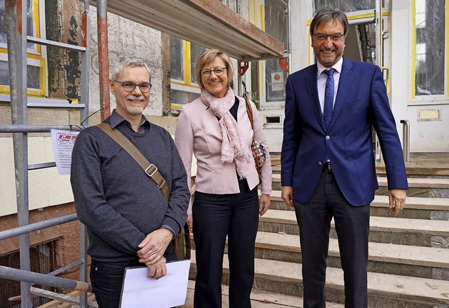 Zu dritt an  der Baustelle: Michael Sz...em Eingang zum knftigen Seniorenhaus.  | Foto: Julius Steckmeister