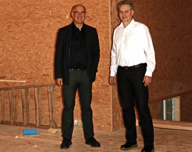 Bauingenieur Frank Domschat (rechts) u...nn Frank im zuknftigen Trainingsraum   | Foto: Gerd Leutenecker