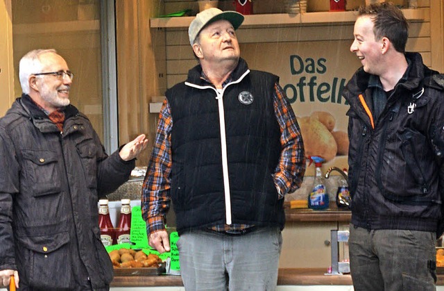 Anton Bdel (links) von der Stadtverwa...hrmarktswochenende auf dem Festplatz.   | Foto: Gerd Leutenecker