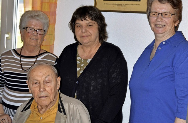 Kurt Stterlin wurde fr 70 Jahre VdK-... Erika Wassmer (links) ausgezeichnet.   | Foto: Georg diehl