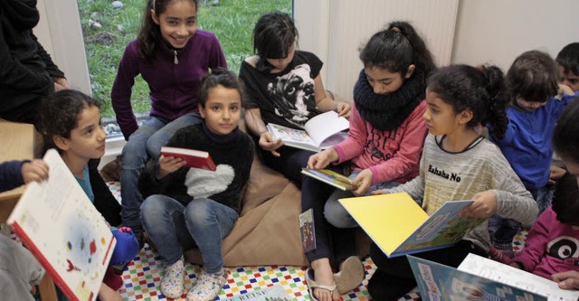 Neugierig nahmen die Kinder in der Gem...r die Lupe und begannen zu schmkern.   | Foto: Jrn Kerckhoff