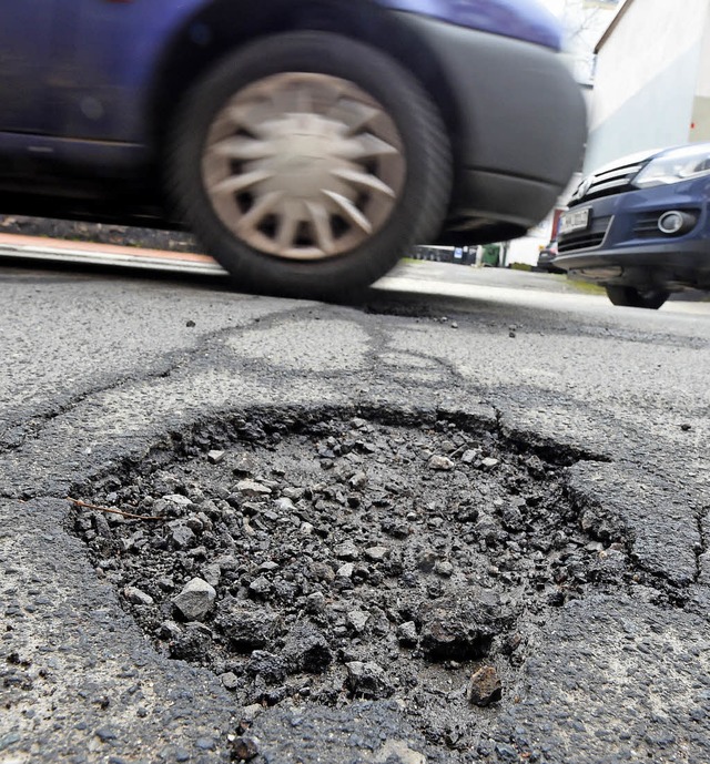 IG Bau fordert die Brger dazu auf, Schlaglcher zu melden.   | Foto: dpa