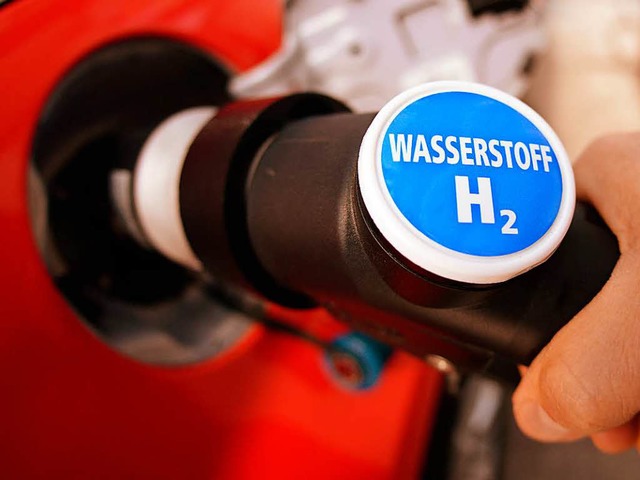Ein Autofahrer an einer der raren Wasserstofftankstellen in Berlin   | Foto: dpa