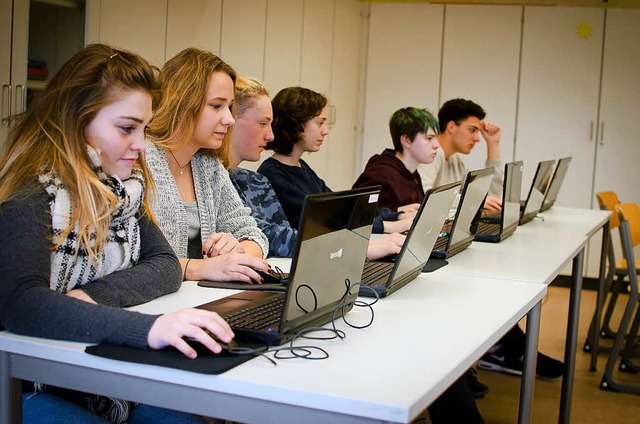 Schlerinnen und Schler der Freien Wa...chule  beim Unterricht im Computerraum  | Foto: Freie Waldorfschule Lrrach