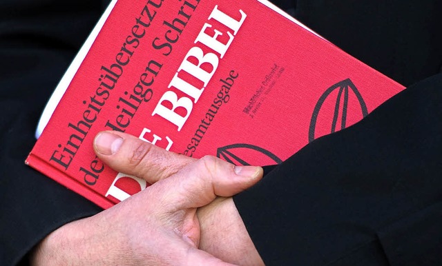 Die Bibel zusammenhngender verstehen ist Ziel der Bibelwoche.  | Foto: dpa