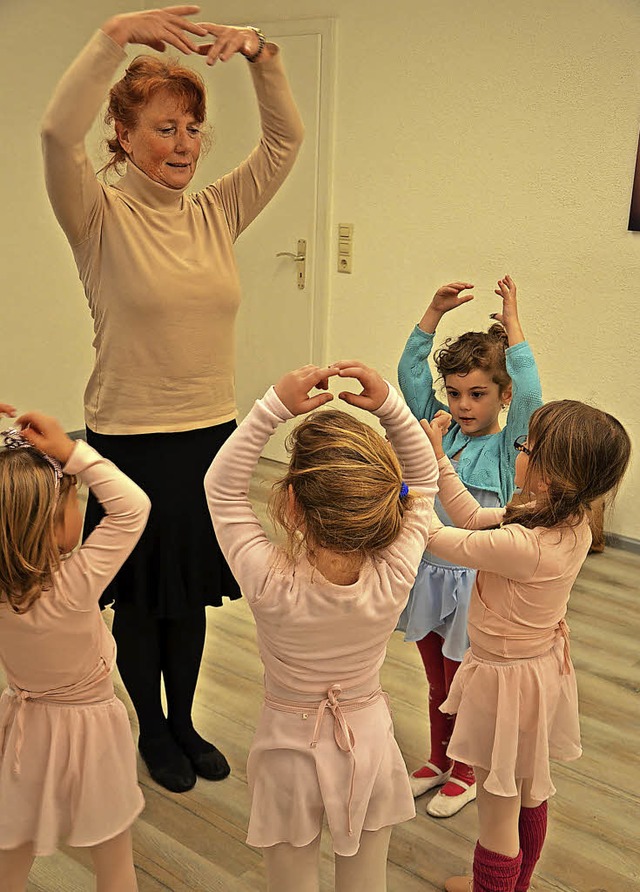 Hnde ber den Kopf,  Ellbogen nach au...und ihre kleinen Ballettschlerinnen.   | Foto: Wehrle