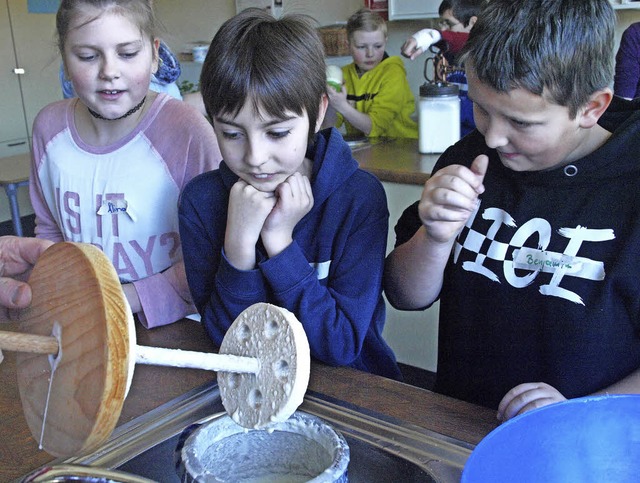 Gleich zwischen mehreren Angeboten wh...ls - auch das Butterstampfen war dabei  | Foto: Karin Stckl-Steinebrunner