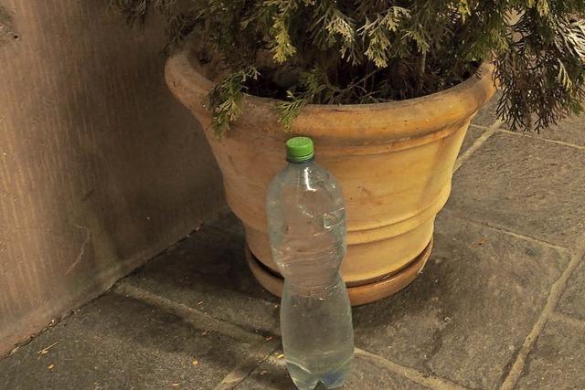 AUCH DAS NOCH: Flaschen gegens Wasserlassen