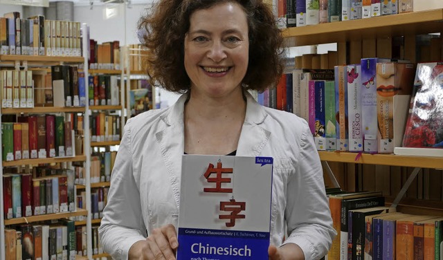 Ellen Benz mit einem Wrterbuch fr China-Liebhaber   | Foto: Hugenschmidt
