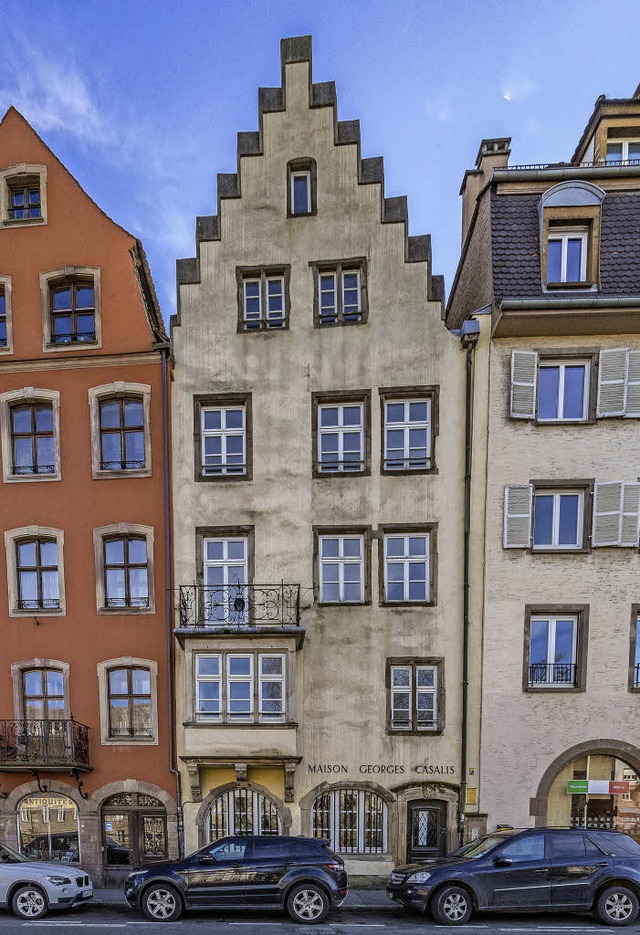 Das  Haus mit dem Treppengiebel stammt...denen sich die Stadt Straburg trennt.  | Foto: TELI