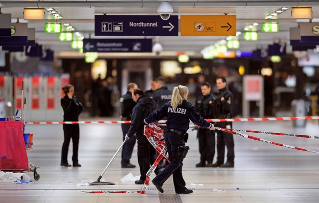 Polizisten ermitteln am Tatort, dem Dsseldorfer Hauptbahnhof.  | Foto: dpa