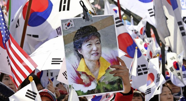 Demonstration in Seoul: Die umstritten... Park Geun-hye hat auch Untersttzer.   | Foto: DPA