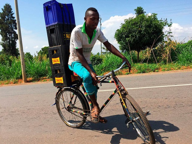 Auf Fahrrdern wird in Ruanda so gut wie alles transportiert.    | Foto: dpa