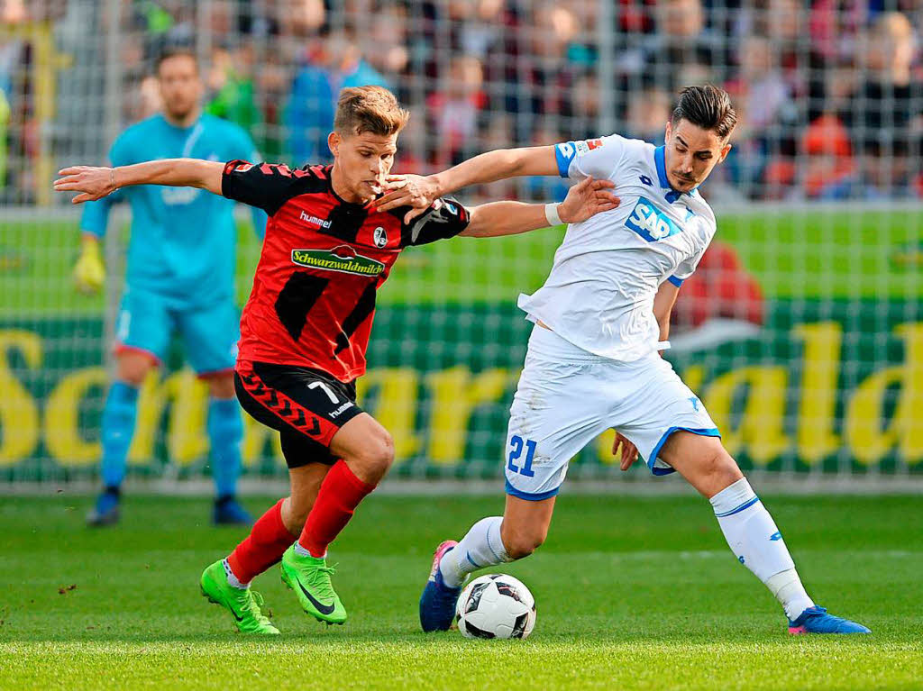 Niederlechner versucht den Ball zu behaupten.