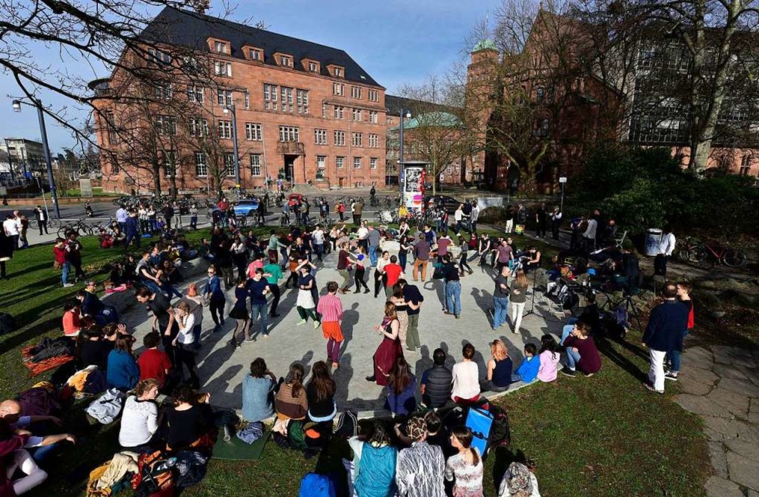 Sonne und Salsa: die Demonstration im Tanzbrunnen  | Foto: Thomas Kunz
