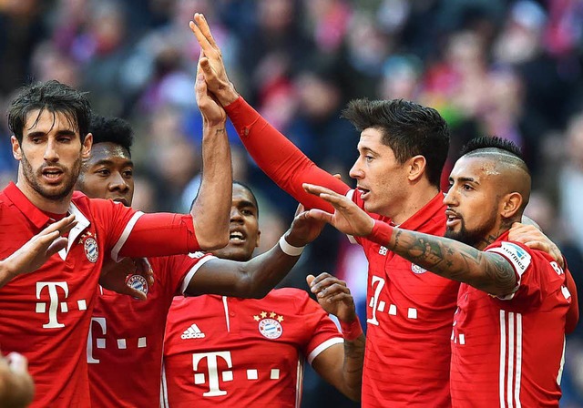 Der FC Bayern in bekannter Jubelpose.  | Foto: AFP