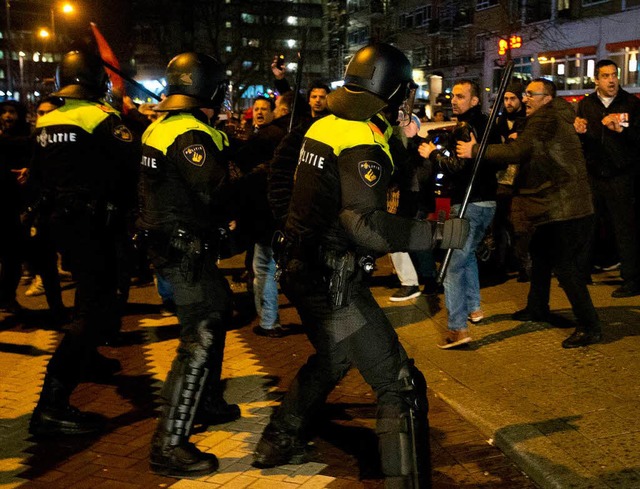 Die Polizei steht den Demonstranten vor dem trkischen Konsulat gegenber.  | Foto: dpa