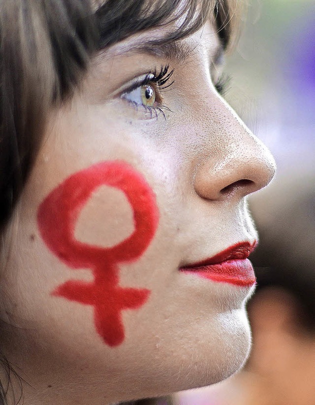 Teilnehmerin einer Demo zum Internationalen Frauentag   | Foto: dpa