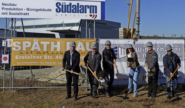 Spatenstich Firma Czerullav.l.n.r. Hel... Markus Griesbaum und Rainer Borchert.  | Foto: Aribert Rssel