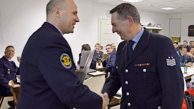 Abteilungskommandant Enrico Leipzig (l...-jhrige Zugehrigkeit zur Feuerwehr.   | Foto: Horatio Gollin