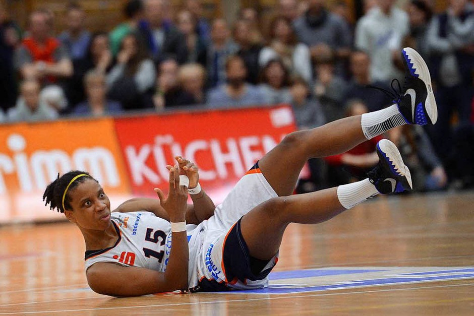 Ausgerutscht und am Boden: Eisvögel-Spielerin Mariesa Greene (Foto: Patrick Seeger) Ausgerutscht und am Boden: Eisvögel-Spielerin Mariesa Greene (Foto: Patrick Seeger)