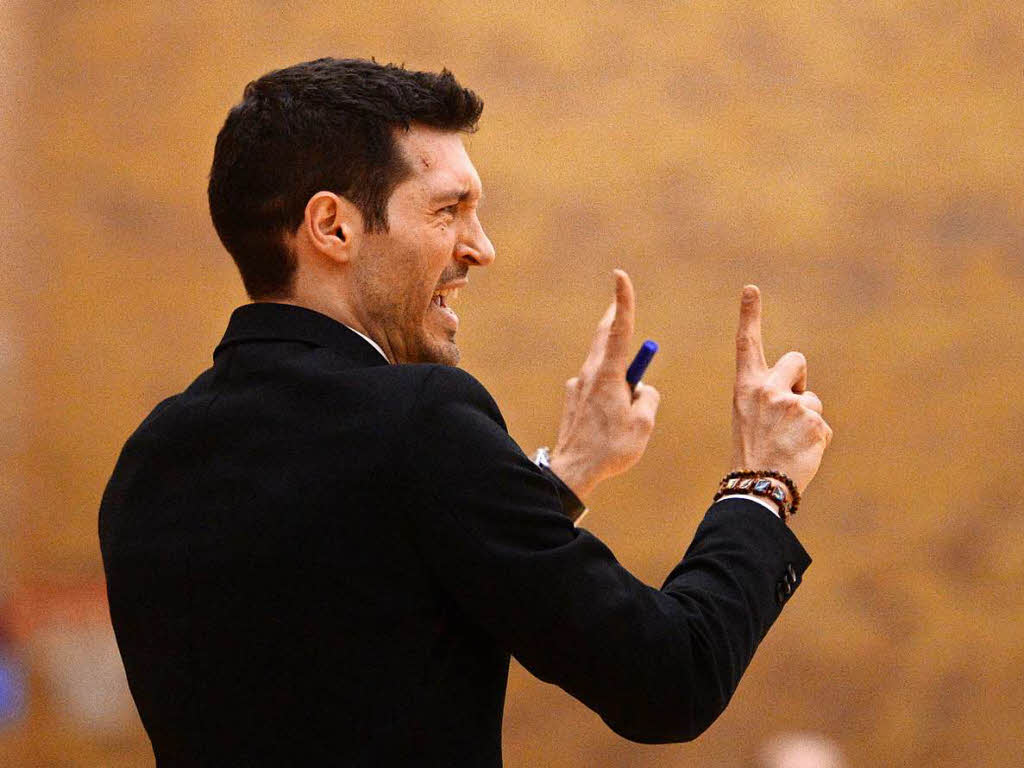 Eisvgel-Trainer Sascha Bozic gibt verbal Anweisungen – und per Zeichensprache.