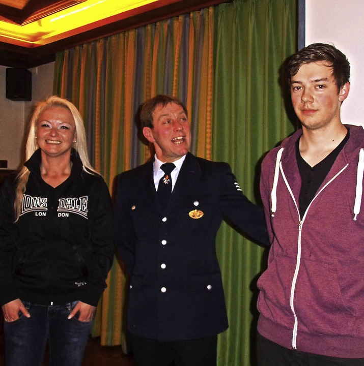 Per Handschlag in die Feuerwehr neu au... Brunner und Simon Werschler (rechts).  | Foto: Cornelia Selz