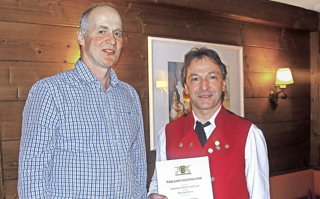 Ortsvorsteher Mathias Brugger (links) ...ennadel des Landes Baden-Wrttemberg.   | Foto: httich