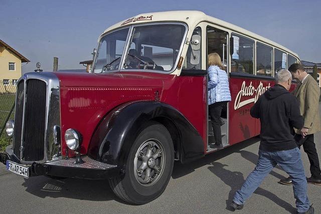 Nostalgischer Bus und wuseliger Flohmarkt