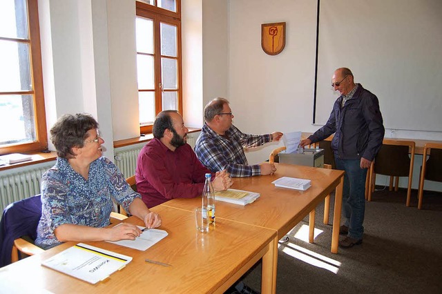 Im einzigen Wahllokal von Ibach gaben ...gten den  Brgermeister in seinem Amt.  | Foto: Claudia Renk