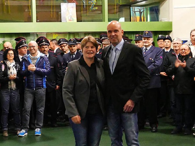 Stephan Schonefeld und seine Frau freu...r den Sieg und den Applaus der Brger.  | Foto: Sylvia Sredniawa