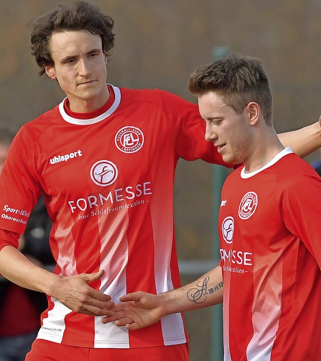 Alexander Schuler (rechts) markierte d...uer FV, Johannes Kaufmann gratuliert.   | Foto: wolfgang scheu