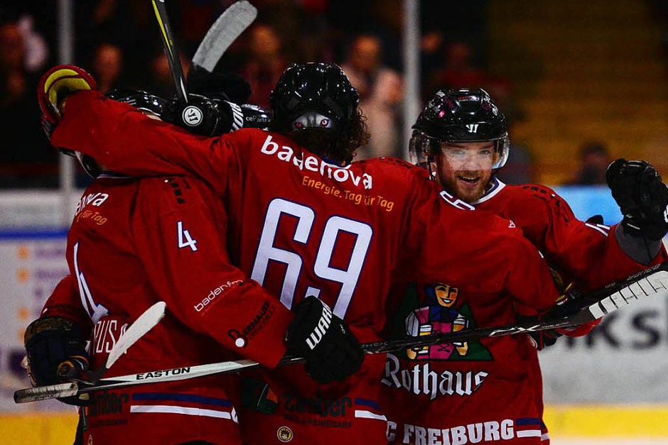 Sieg gegen die Ravensburg Towerstars: DerEHC Freiburg erreicht das Playoff Viertelfinale. (Foto: Patrick Seeger) Sieg gegen die Ravensburg Towerstars: DerEHC Freiburg erreicht das Playoff Viertelfinale. (Foto: Patrick Seeger)