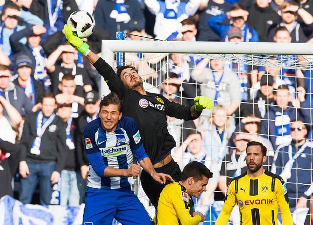 Diesen Ball konnte Dortmunds Torhter ... Samstag allerdings nicht verhindern.   | Foto: dpa