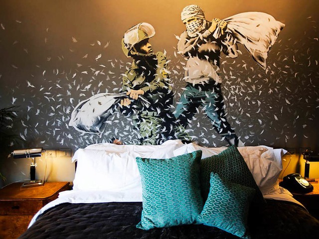 Banksy-Kunst mitten im Nahostkonflikt:...schlagen sich gegenseitig mit Kissen.   | Foto: dpa