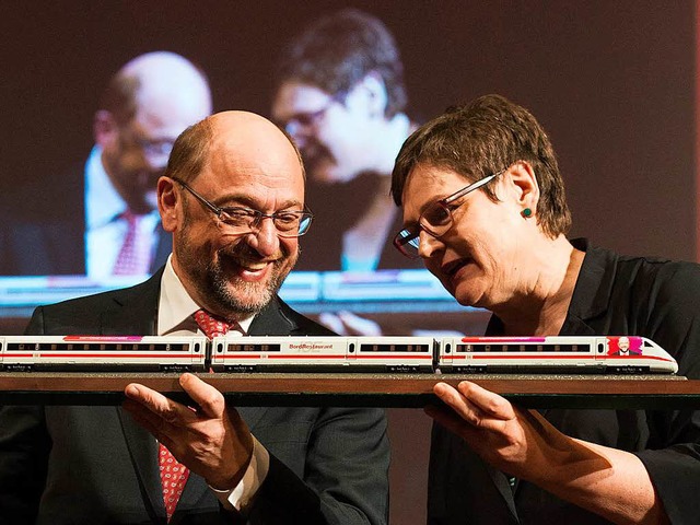 Martin Schulz und Leni Breymaier mit &...0; auf dem Parteitag Schwbisch-Gmnd.  | Foto: dpa
