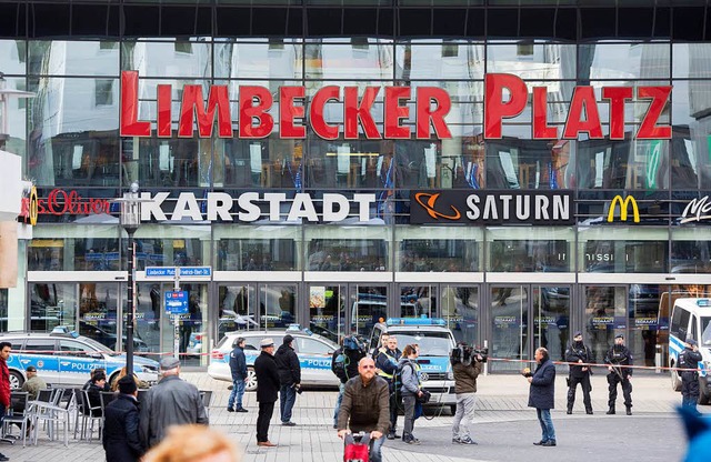 Wurde in Essen Schlimmeres verhindert?...ne Einkaufszentrum am Limbecker Platz.  | Foto: dpa