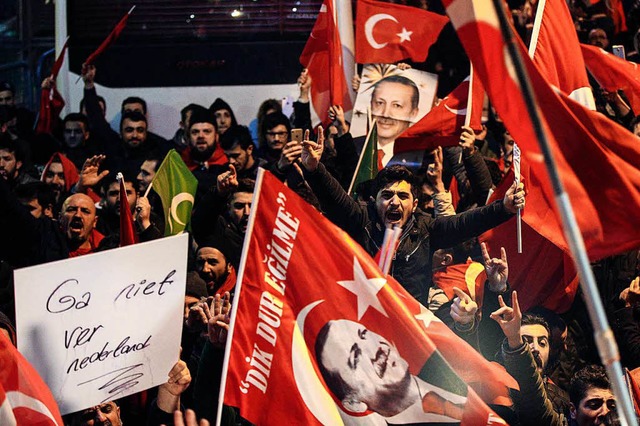 Untersttzer des trkischen Prsidente...iederlndischen Konsulat in Istanbul.   | Foto: dpa