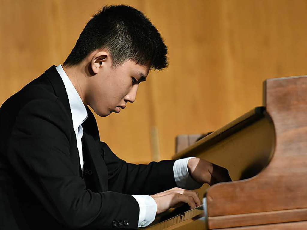 Konzentriert am Werk: Tzu-Chia Huang (Klavier), 16 Jahre, aus Taiwan