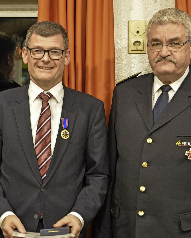 Brgermeister Michael Schlegel (Mitte)...Feuerwehr-Ehrenmedaille ausgezeichnet.  | Foto: Benedikt Sommer