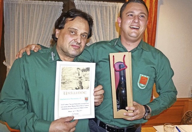 Schon 20 Jahre ist Martin Volk (links)...tversammlung im Caf Elzblick geehrt.   | Foto: Helmut Hringer