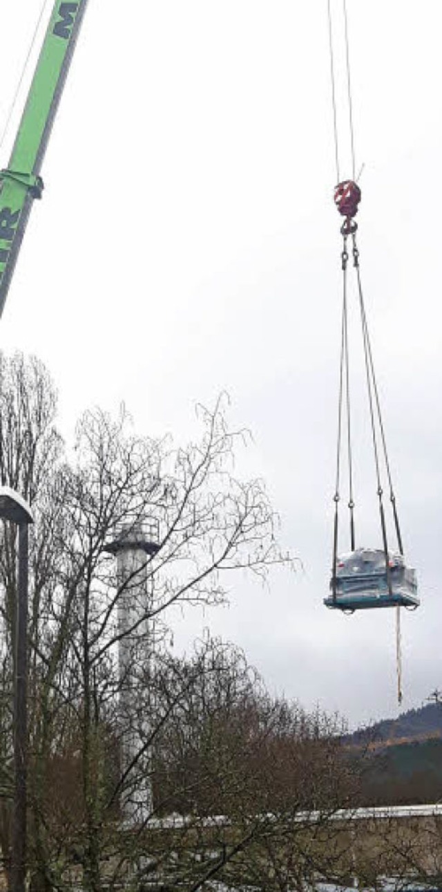 Das  Blockheizkraftwerk schwebte am Kran-Haken.   | Foto: privat