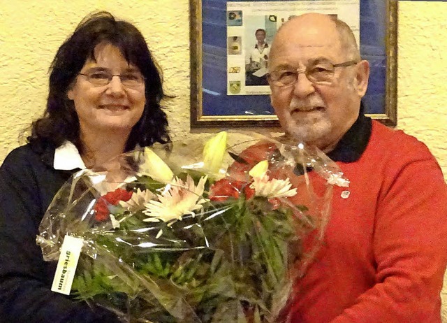 Willi Ugi berreicht seiner Vorgngerin Andrea Rehmann einen Blumenstrau.   | Foto: privat