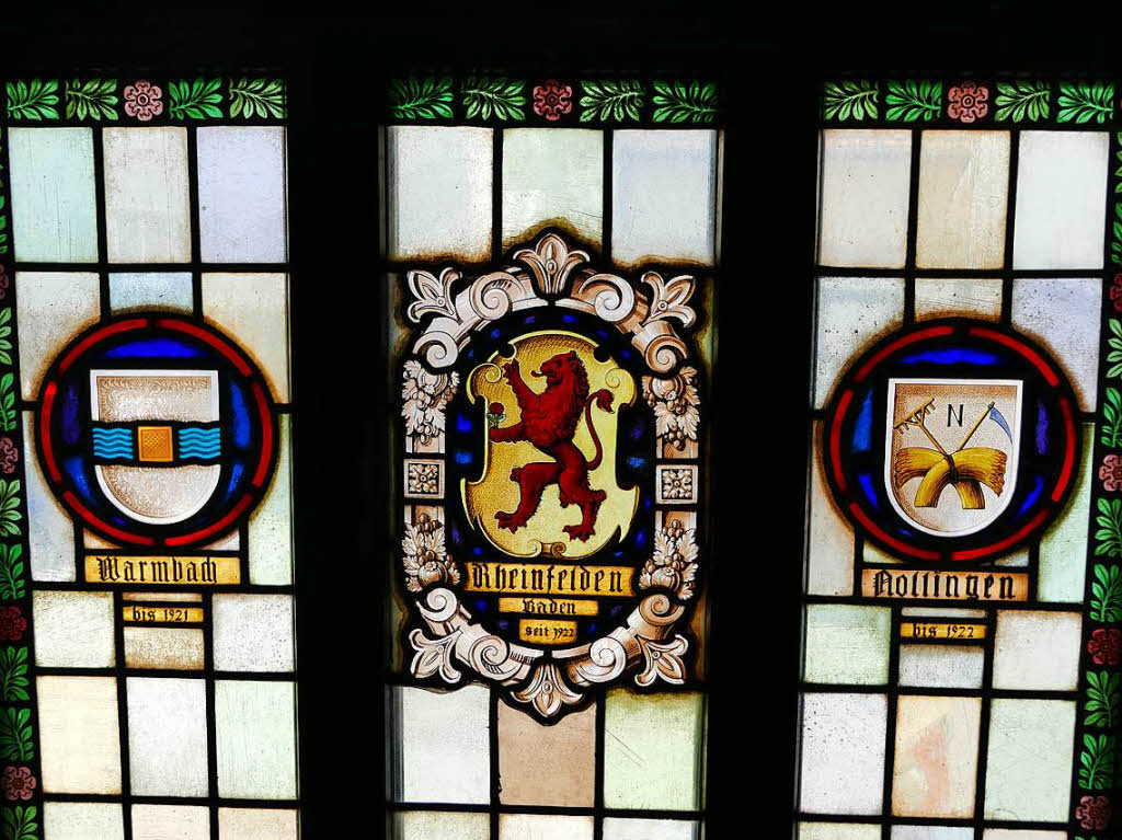 Die Buntglasfenster im Treppenhaus erinnern an die Geschichte des alten Rathauses Nollingen-Warmbach